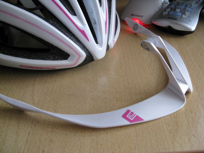  к каске с помощью .....магнитов. Если зацепился-просто отлетает. Остается его подобрать.JPG