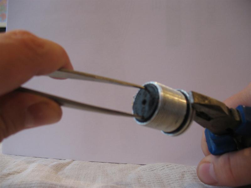 17-винимае пластиковую шайбу корпус (Medium).jpg