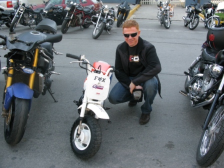 в одном ряду с харлеями.JPG